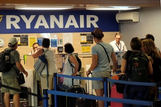 Tisíce cestujúcich na svoj let čakali márne (ilustračné foto).