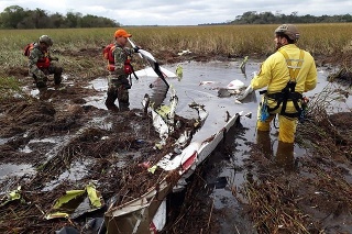 Záchranári prehľadávajú miesto pádu dvojmotorového lietadla Beechcraft Baron.