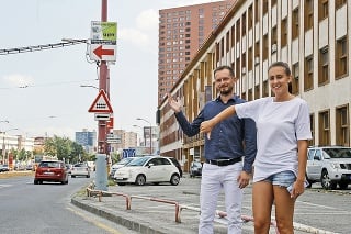 Kolegovia Juliana (25) a Marek (35) sú znechutení reklamami na stĺpoch verejného osvetlenia.