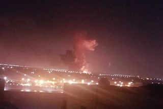 Výbuch v továrni pri letisku.