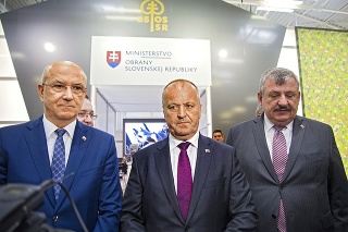 Ján Hoľko (vľavo) s ministrom Gajdošom uvažujú, čo s ozbrojenými silami.
