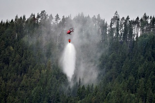 Švédsko bojuje s lesnými požiarmi. 
