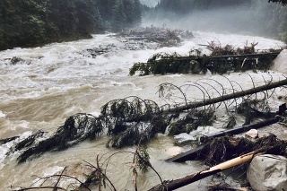 SKAZA: V Javorovej a Bielovodskej doline voda zdemolovala prístupové cesty a zaliala ich.