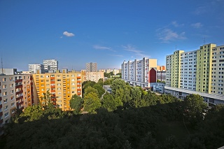 Dnes tvoria Mánesovo námestie samé bytovky.