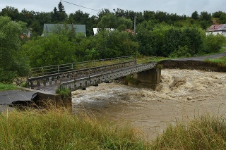 Strhnutý most a vybrežený Studený potok v Starej Lesnej.