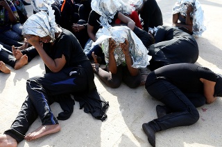 Pri pobreží Líbye zachránili dve lode s takmer 200 utečencami.