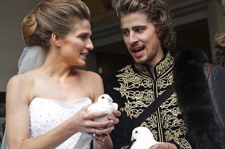 Po svadobnom obrade vypustili mladomanželia holubice. 