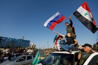 Ľudia mávali sýrskymi vlajkami, no tiež vlajkami Iránu a Ruska.