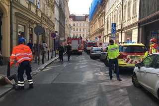 K pádu budovy došlo v centre Prahy.