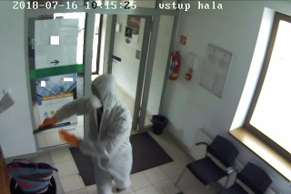 Ozbrojený lúpežník vtrhol do banky v bielelom overalem tvár si maskoval respirátorom