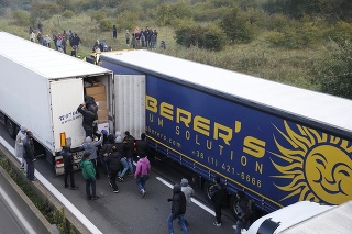 V nákladnom vozidle sa našla stovka migrantov (ilustračné foto).