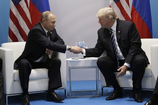 Putin a Trump si podali ruky. 