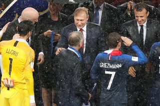 Francúzski futbalisti si preberajú zlaté medaily.