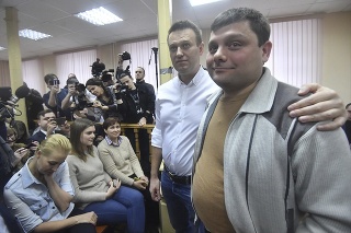 Ruský opozičný aktivista Alexej Navaľnyj (druhý sprava) a jeho bývalý kolega Piotr Oficerov (vpravo) .