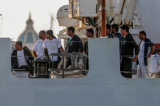 Loď Diciotti talianskej pobrežnej stráže so 67 utečencami na palube