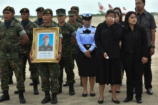 Rodina žiali za hrdinským potápačom, vojaci držia jeho obraz.