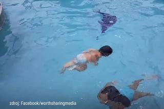 Ako ryba vo vode: Plavecký výkon tohto dieťaťa obdivuje celý internet