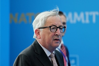 Predseda Európskej komisie (EK) Jean-Claude Juncker (63) mal počas samitu NATO v Bruseli problémy s chôdzou. 