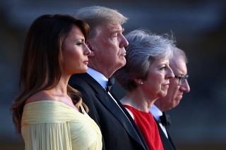 Trump s manželkou a Mayová s manželom pri príchode na uvítaciu večeru v Londýne.