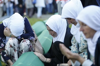 Emotívny pohreb 35 obetí masakry v bosnianskej obci Potočari, blízko Srebrenice.