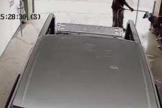 Smutné video z autoumyvárky: Šialené, čo spravil muž svojim dvom psíkom!