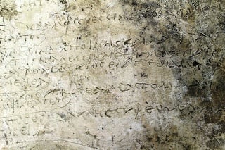 Na hlinenej tabuľke je 13 veršov eposu Odysea.