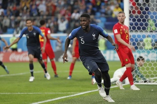Francúzsky futbalista Samuel Umtiti sa teší po strelení úvodného gólu v semifinálovom zápase Francúzsko - Belgicko .