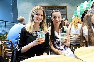 Študentky Viktória (23) a Lívia (21) sa z prvého Starbucksu u nás tešia.