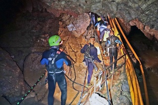 Thajský záchranný tím vstupuje do jaskyne.
