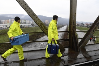 Špecialisti z Greenpeace odoberali vzorky vody z rieky Nitra v meste Partizánske, 29. novembra 2017.