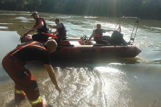 Po dvoch deťoch, ktoré strhol prúd rieky, pátrajú hasiči.  