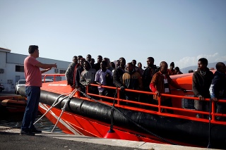 Stovky ďalších migrantov vytiahli Španieli z vôd Stredozemného mora.
