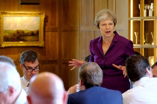 Theresa Mayová na zasadnutí vlády vo svojej letnej vidieckej rezidencii Checkers