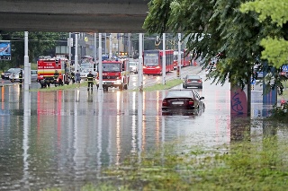 Voda potopila niekoľko áut, pomáhali všetky záchranné zložky.