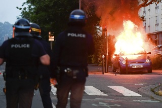Smrteľný incident vyvolal v uliciach francúzskeho mesta Nantes násilnosti.