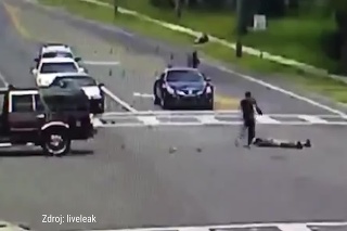 Na križovatke zostalo mŕtvo: Bezvládna žena vypadla z idúceho auta!