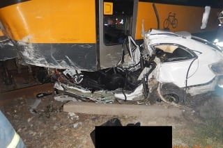 Vodič († 28) osobného auta pri zrážke s vlakom zahynul.