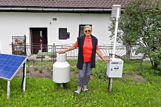 Anna Krempaská (74) sa spolu s manželom o meteostanicu pred ich domom v Mlynkoch starajú už 32 rokov.