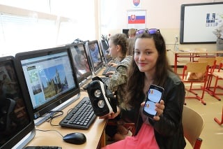 Natália Miklošiová (13) zo 7. B. sa učila fyziku cez virtuálnu realitu.