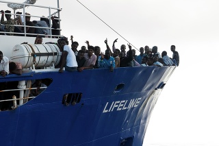 Loď s 224 migrantmi po Taliansku odmietla aj Malta.