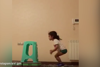 TENTO 4-ročný chlapček sa tak ľahko nevzdáva: Pozrite si, ako trénuje náročný gymnastický cvik