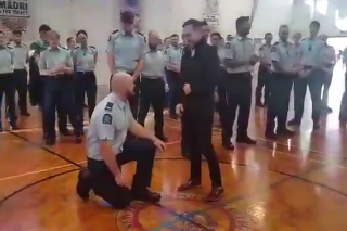 Na promóciách požiadal policajt svojho priateľa o ruku. 