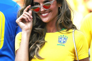 Brazílska modelka Izabel Goulartová spôsobila na tribúne veľký rozruch.