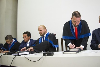 Na snímke druhý zľava podnikateľ Marian K., advokát Dušan Pohovej, advokát Marek Para a bývalý šéf televízie Markíza Pavol Rusko.