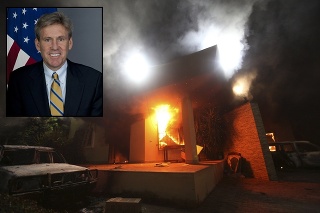 Pri útoku na konzulát v Bengházi mal zahynúť americký veľvyslanec v Líbyi Christopher Stevens.
