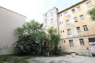 Dvor hrôzy trápi obyveteľov domu na Záhardníckej ulici.