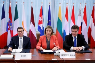 Historickú dohodu podpísali zľava kubánsky minister zahraničia Bruno Rodriguez, predstaviteľka EÚ pre zahraničnú a bezpečnostnú politiku Federica Mogheriniová a slovenský minister zahraničia Miroslav Lajčák.