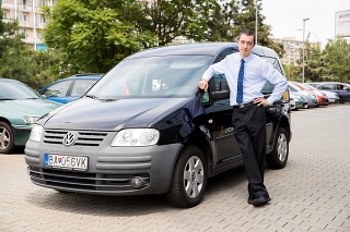 Mnoho vodičov Uberu prišlo o živobytie, medzi nimi aj Milan Dvorský (35), ktorý vymenil volant za počítač.
