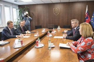 Na snímke druhý vpravo premiér Peter Pellegrini a vľavo minister hospodárstva Peter Žiga počas návštevy Ministerstva hospodárstva.