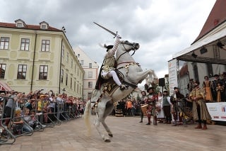 Nedeľa: Korunovačné slávnosti v Bratislave.